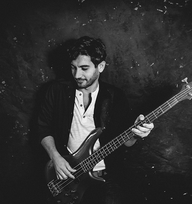 Alessandro Mega - Sänger und Bassist bei Sound Transit Coverband für Hochzeiten in Ansbach